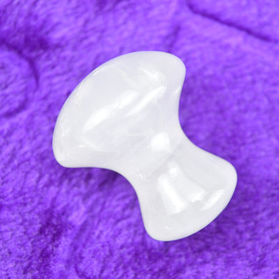 Quarzo trasparente Gua Sha per lo smaltimento del viso e lo scrapping massaggio Copertura del corpo intero 41 * 35mm Forma naturale di pietra di fungo