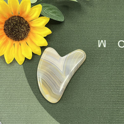 Massaggio di gua sha a forma di cuore a forma di giada a strisce per la riparazione delle mani e il lifting naturale della pelle