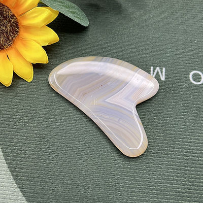 Massaggio di gua sha a forma di cuore a forma di giada a strisce per la riparazione delle mani e il lifting naturale della pelle