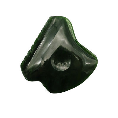 Rilassamento del corpo completo con strumento di massaggio di gua sha a giada.
