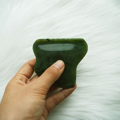 Massaggiatore Corpo Nefrite Verde Giada Gua Sha Scraping Massaggio Strumento per il rilascio di tensione facciale e auto-aiuto