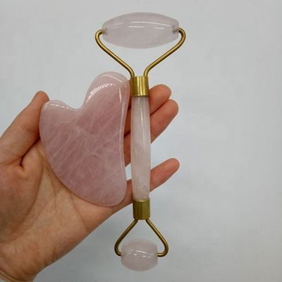 Assortimento per massaggiare la pelle del viso con i rulli di giada per la cura naturale