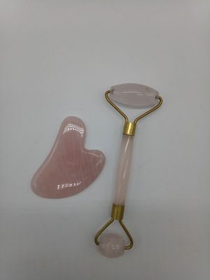 Assortimento per massaggiare la pelle del viso con i rulli di giada per la cura naturale