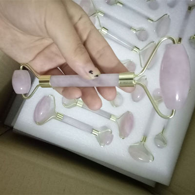 Assortimento per massaggiare la pelle del viso con i rulli di giada per la cura naturale
