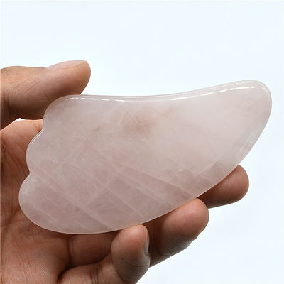 Strumento di massaggio Gua Sha di quarzo rosa nero lucido per il trattamento naturale del viso