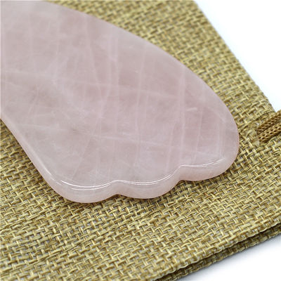 Strumento di massaggio Gua Sha di quarzo rosa nero lucido per il trattamento naturale del viso
