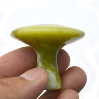 Proprietà del massaggiatore Grigio in forma di fungo di giada raschiando Gua Sha Strumento per massaggio del corpo e bellezza