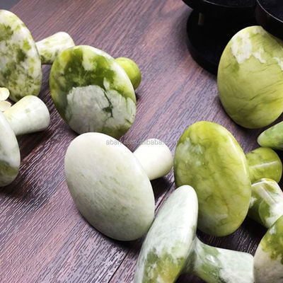 Proprietà del massaggiatore Grigio in forma di fungo di giada raschiando Gua Sha Strumento per massaggio del corpo e bellezza