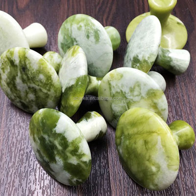 Proprietà del massaggiatore Grigio in forma di fungo di giada raschiando Gua Sha Strumento per massaggio del corpo e bellezza