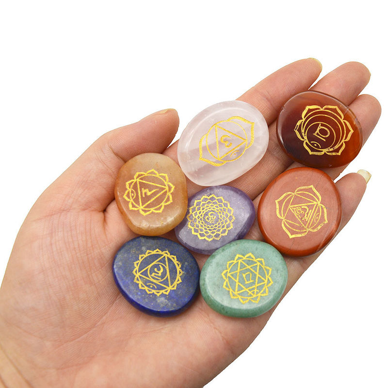 Intaglio intaglio lucidato pietra di tasca di palma Reiki bilanciamento cristallo di guarigione 7 chakra pietre set per amore tema