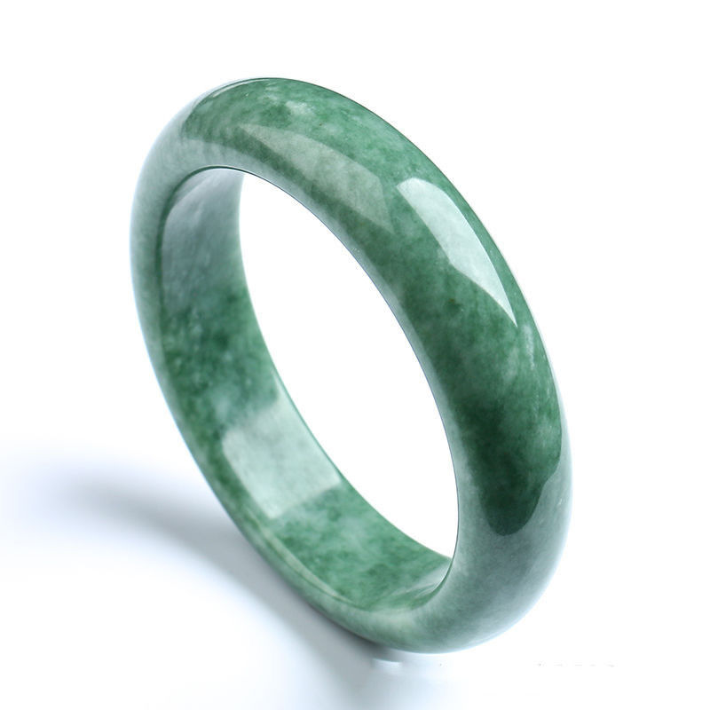 Un braccialetto naturale in giada verde scuro, un gioiello senza tempo per la tua collezione