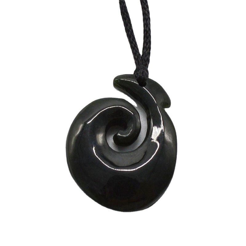 Pendente a forma di gancio di Nefrite Giada Eternity Twist con finitura lucidata e intaglio Maori Koru della Zelanda