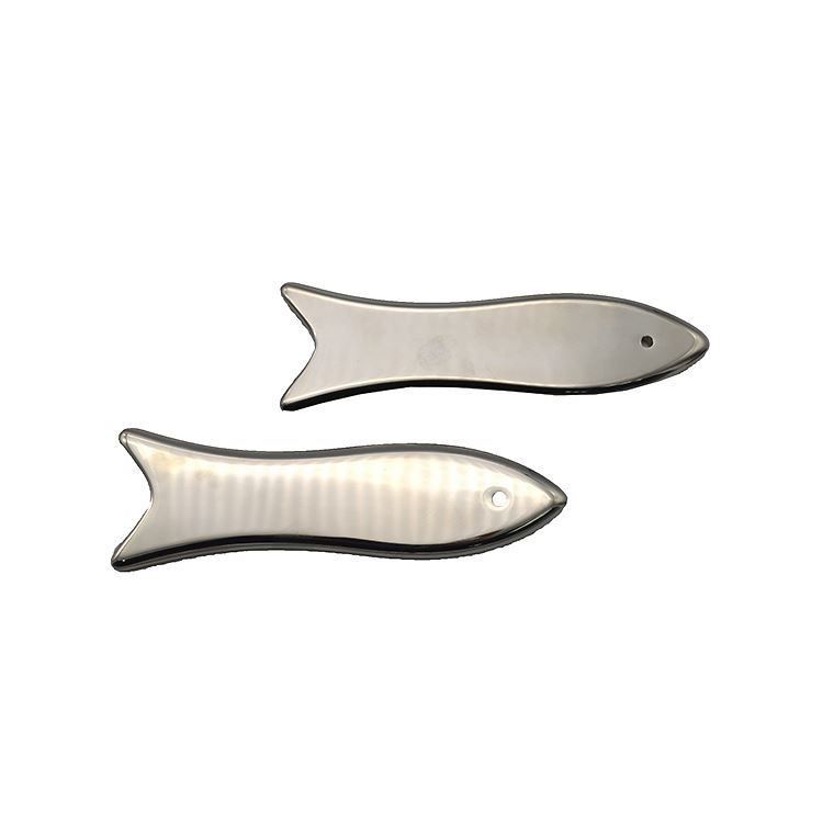 Tavola Guasha in acciaio inossidabile a forma di pesce Strumento tradizionale di massaggio Guasha in metallo per la cura della salute del viso e del corpo