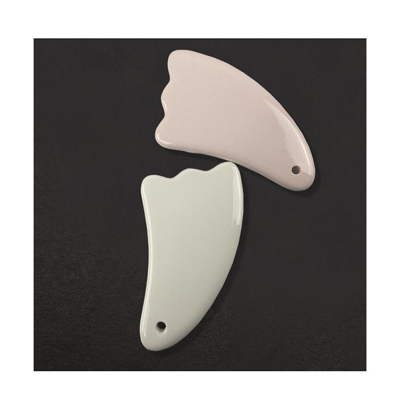 La tavola di massaggio in ceramica Guasha La scelta definitiva per la cura della pelle del viso e del corpo Trattamento di Gua Sha nelle cure sanitarie di Spa