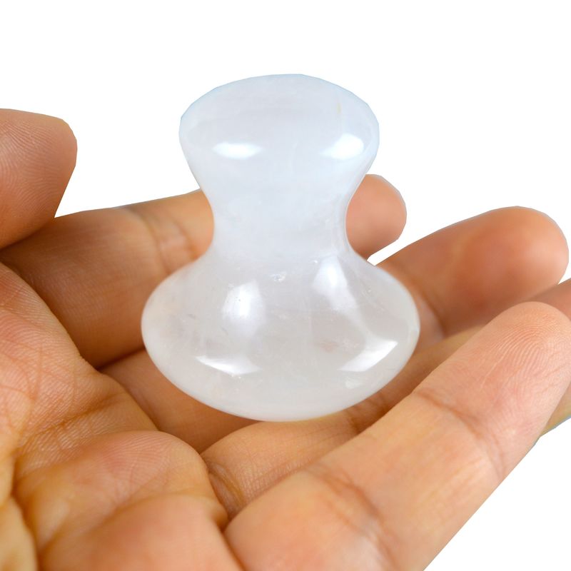 Quarzo trasparente Gua Sha per lo smaltimento del viso e lo scrapping massaggio Copertura del corpo intero 41 * 35mm Forma naturale di pietra di fungo