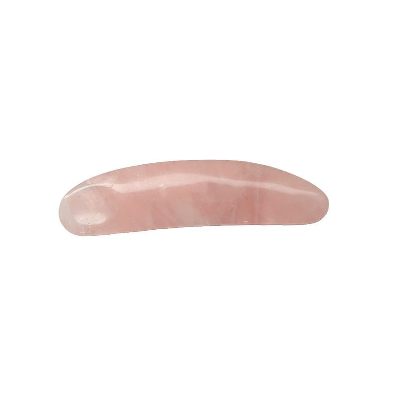 Riduce il gonfiore con la spatola cosmetica curva e l' applicatore di crema per gli occhi in quarzo rosa sul viso con il bastone da massaggio Gua Sha
